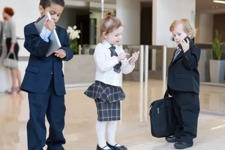 20150821175326-business-kids-ipad-cellphone-